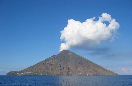 Mount Stromboli voor de noordkust van het Italiaanse eiland Sicilië
