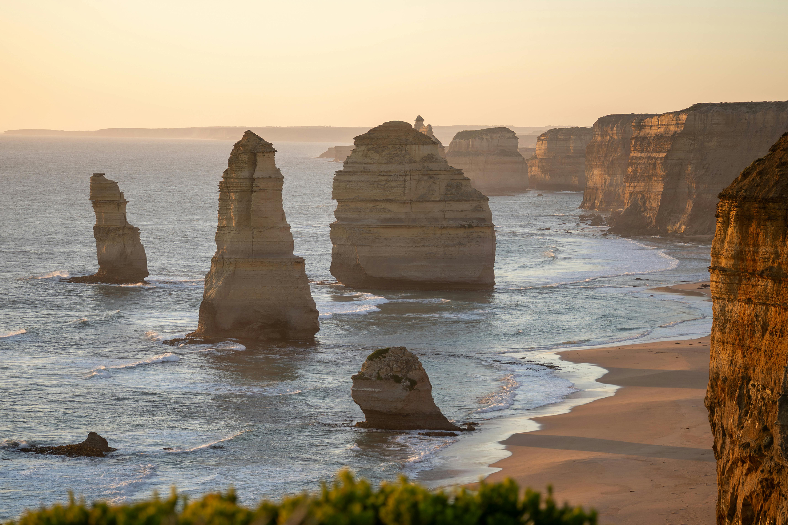 Foto van de 12 apostelen: rotsblokken van kalksteen voor de kust van Australië.