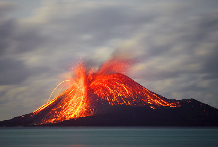 Foto van een eruptie van de actieve Anak Krakatau vulkaan.