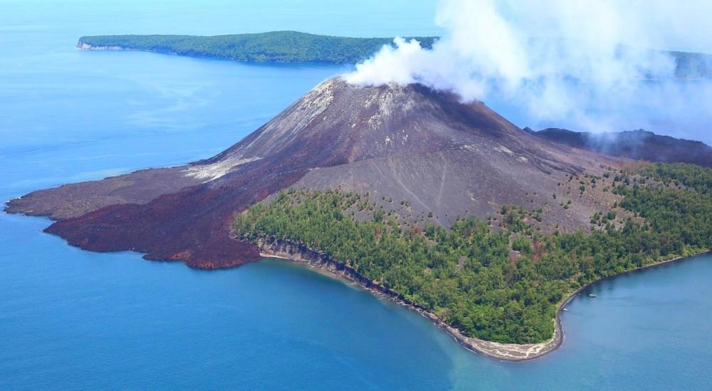 Luchtfoto van het eiland Anak Krakatau (Kind van Krakatau), wat ontstond bij een vulkaanuitbarsting in 1927.