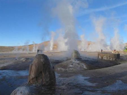 Foto van geiserveld ‘El-Tatio’ in Chili, toont meerdere geisers die gelijktijdig uitbarsten.