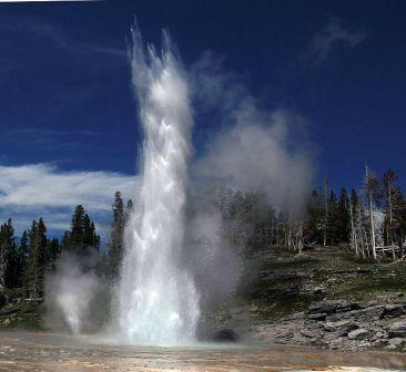 Foto van ‘Grand Geyser’ (Yellowstone National Park) is een voorbeeld van een fonteingeiser. Op deze foto spuit de geiser water meters hoog de lucht in.