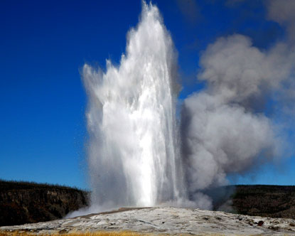 Foto van kegelgeiser ‘Old Faithful’ (Yellowstone National Park).