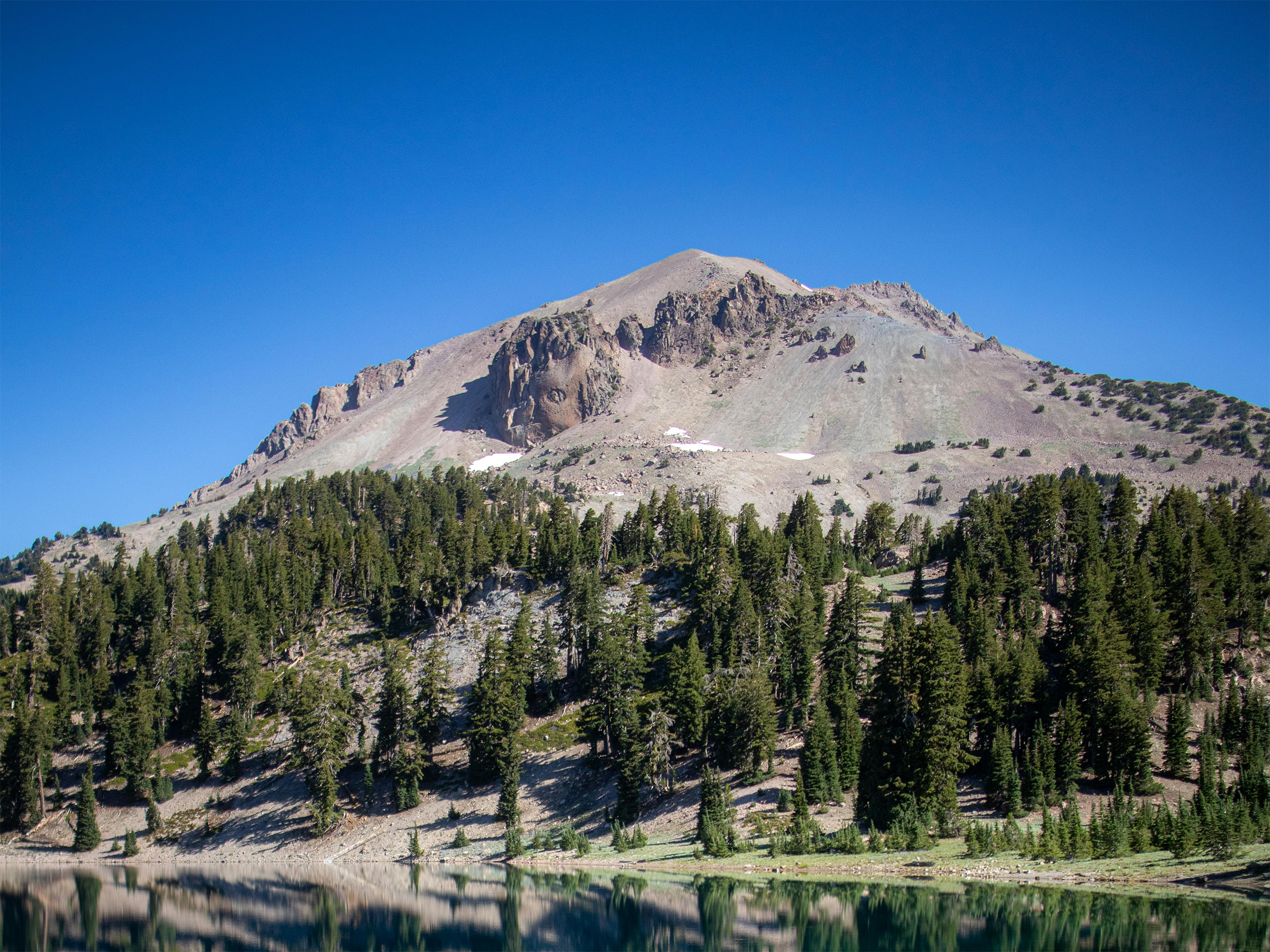Foto van de Lassen Peak koepelvulkaan in Californië, VS.