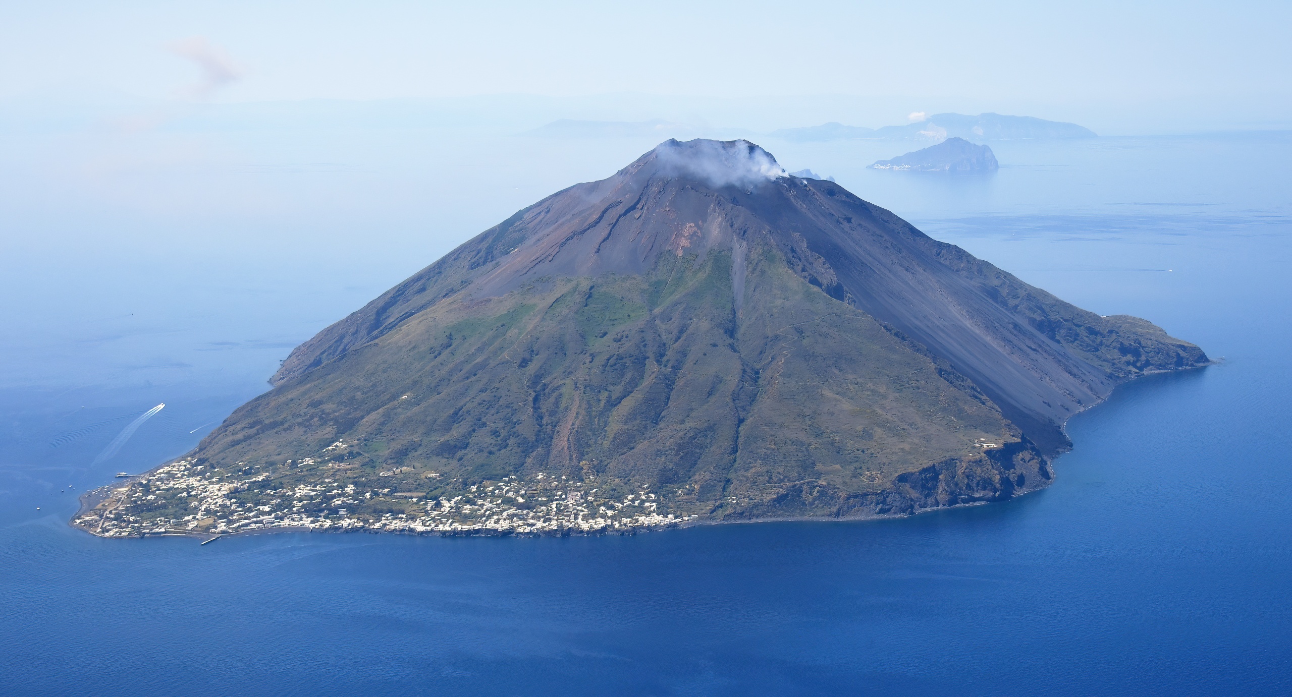 Luchtfoto van Stromboli vulkaan in Italië vanuit noordoosten richting.