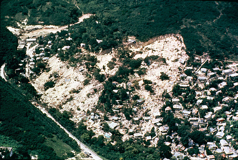 Foto van de Mameyes aardverschuiving in Puerto Rico (1985), die meer dan 100 huizen onder het puin bedolf.