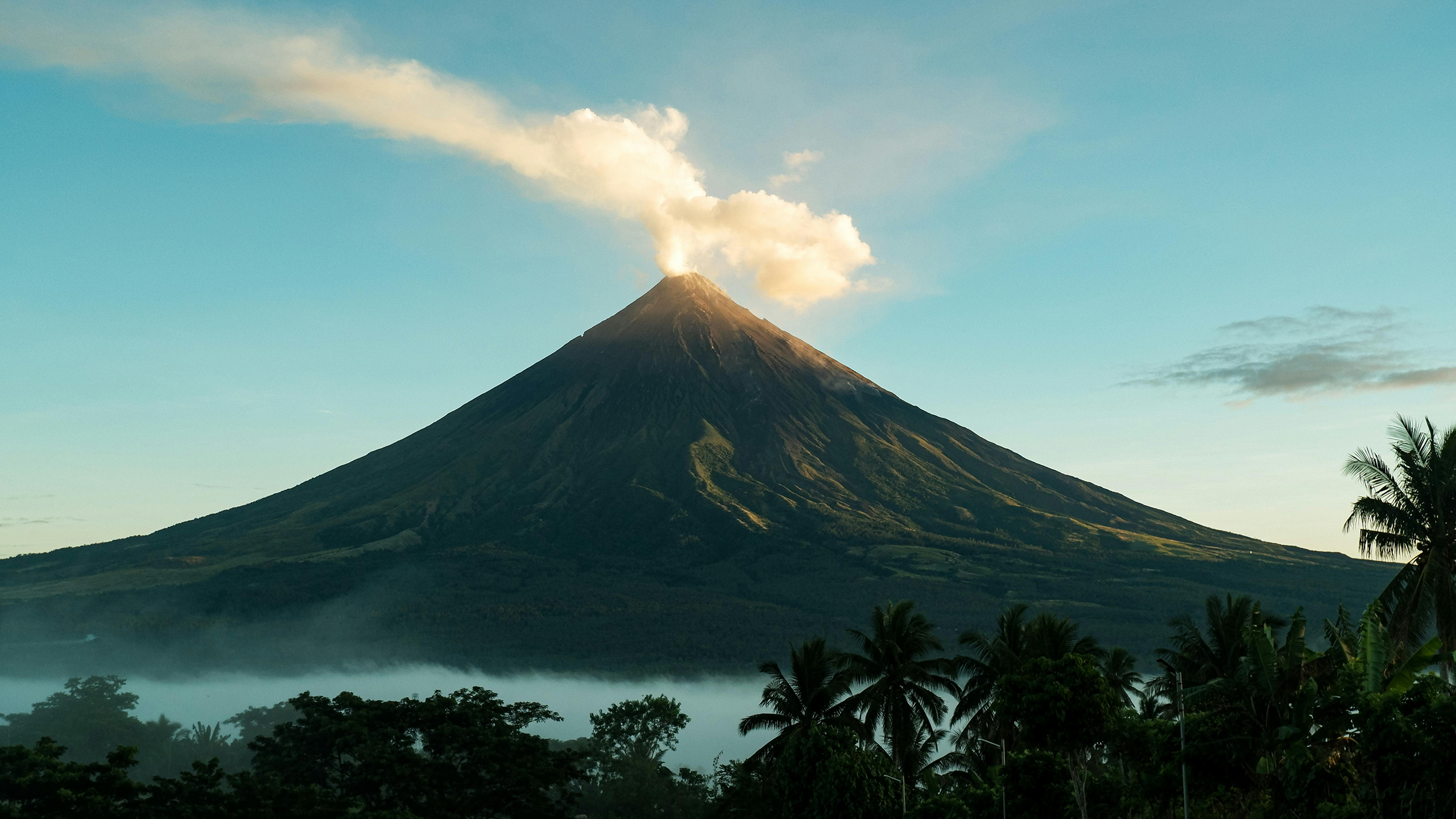 Mayon is een actieve stratovulkaan op het eiland Luzon, Filipijnen. Het is een populaire toeristische trekpleister en staat bekend om zijn perfecte kegelvorm.