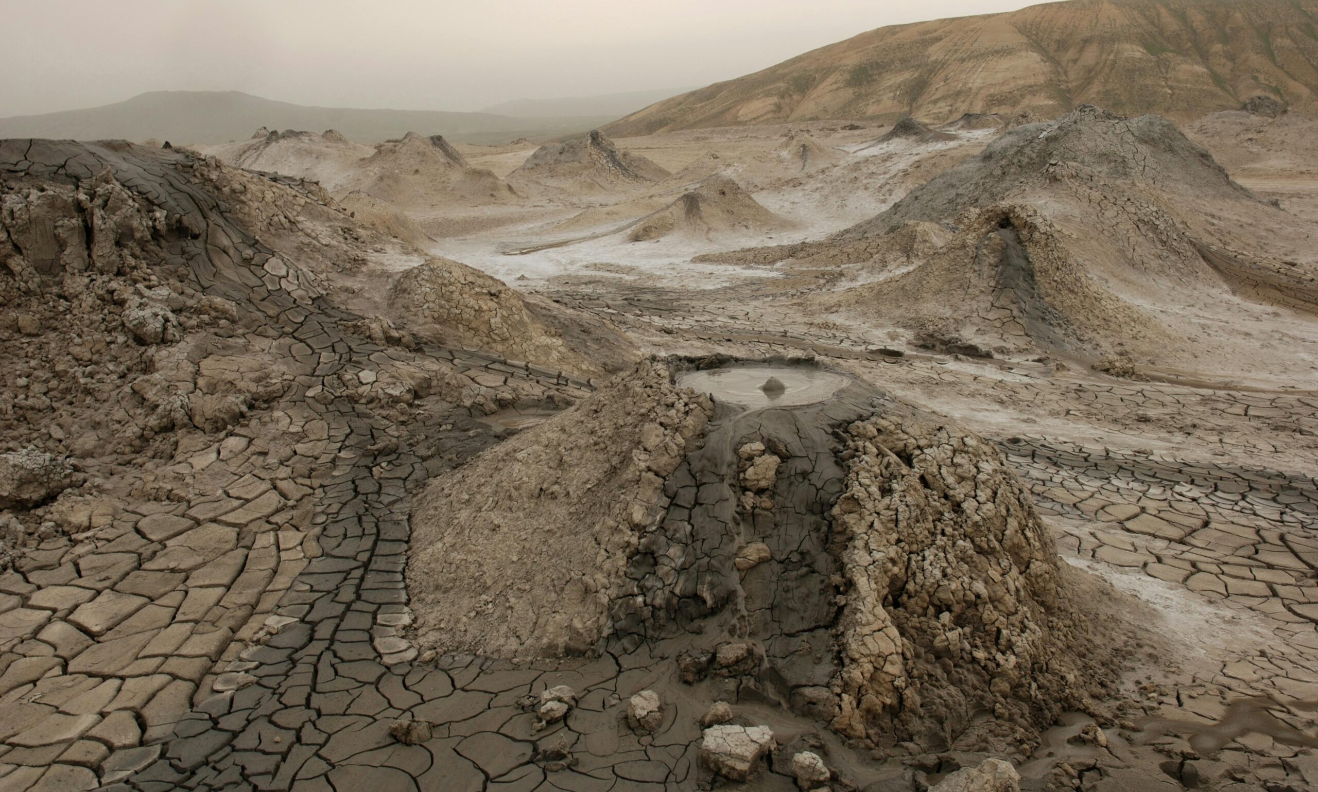 Foto van een moddervulkaan in Gobustan, Azerbeidzjan