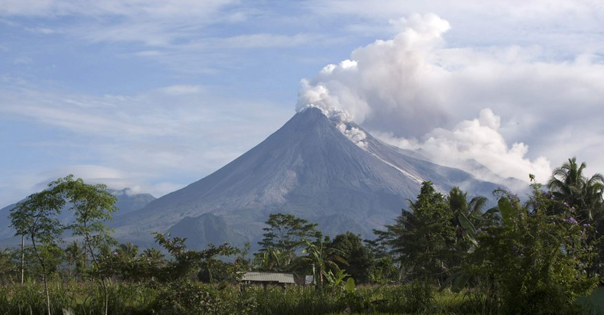 Foto van de vulkaan Mount Merapi op het Indonesische eiland Java.