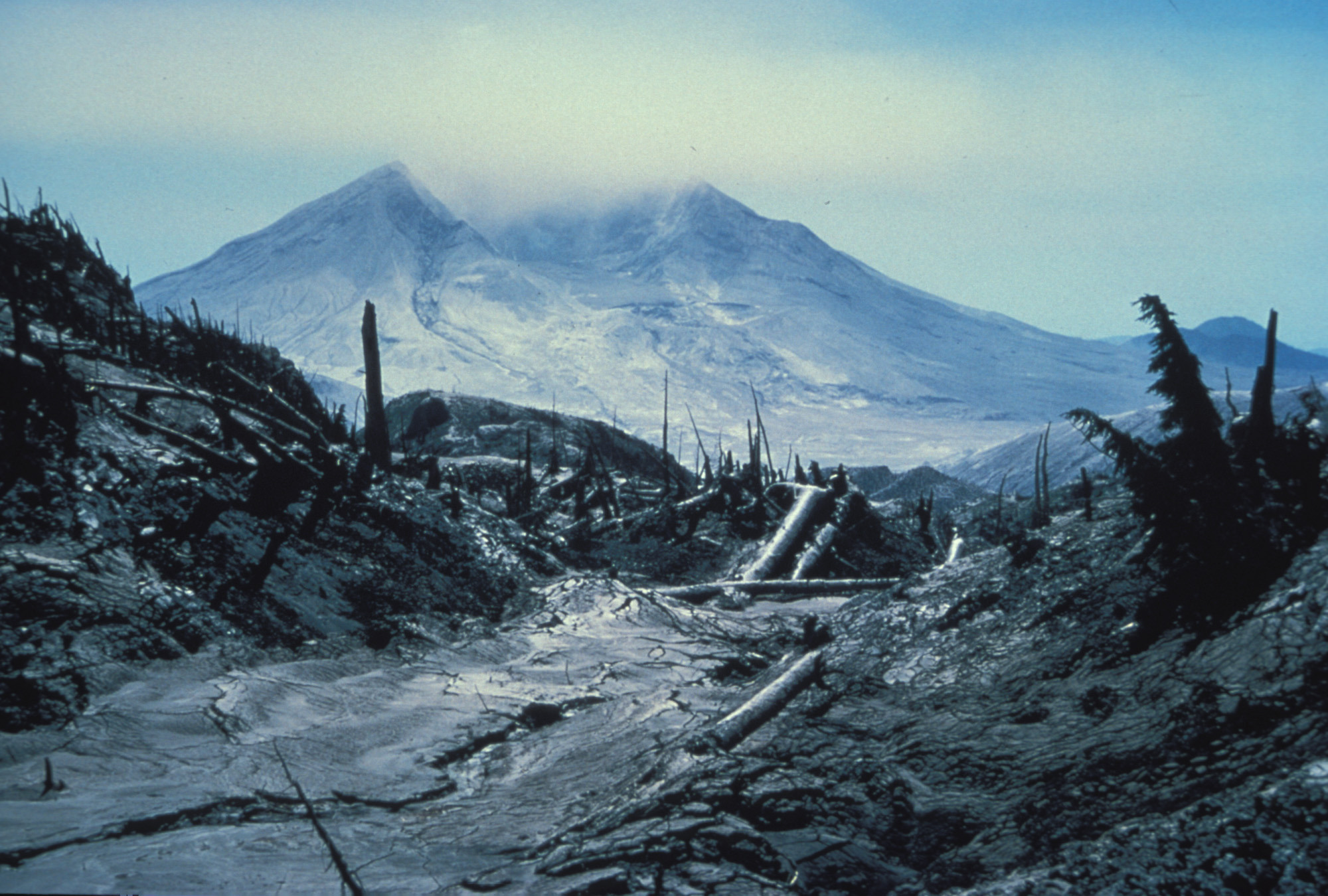 Foto van uitzicht op Mount St. Helens op 27 juli 1980, ruim 2 maanden na de uitbarsting van 18 mei 1980.