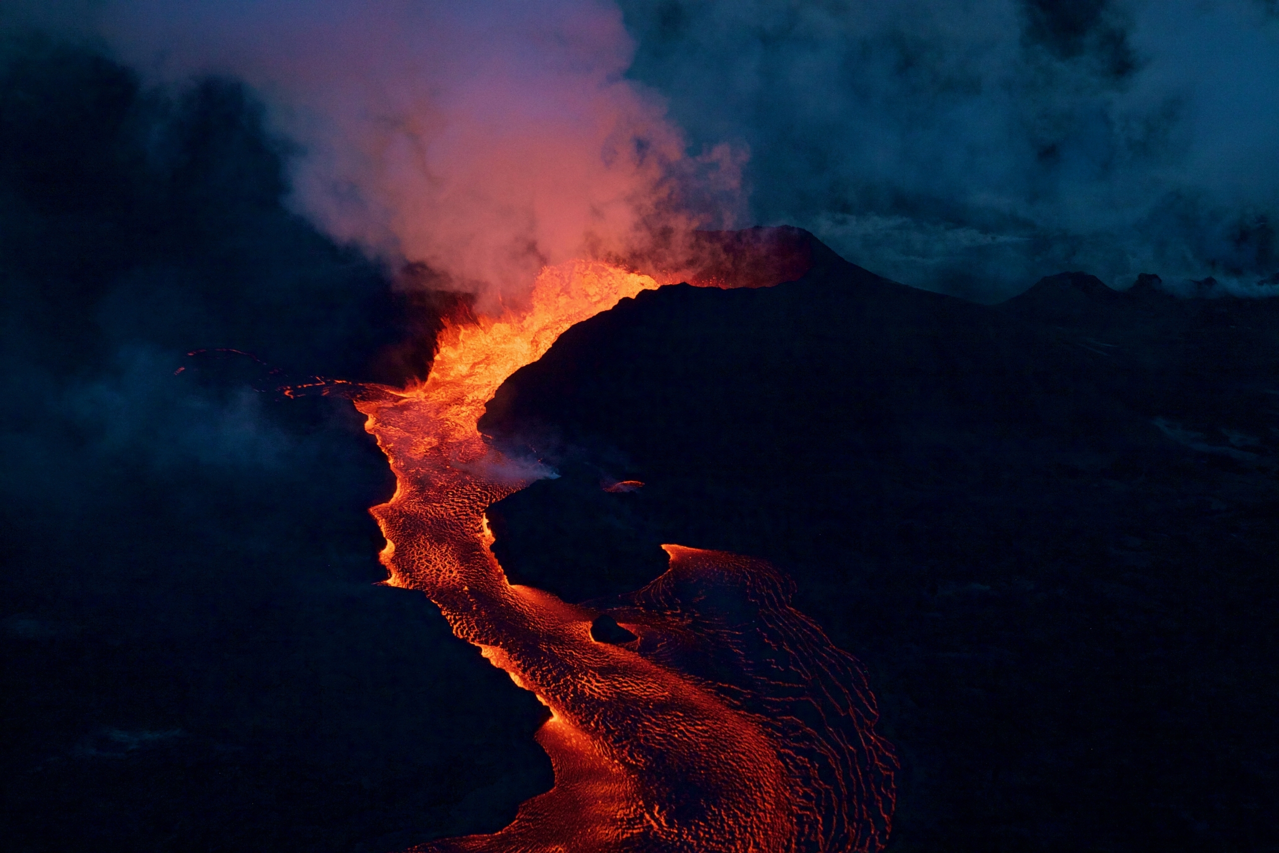 Een rustig verlopende effusieve vulkaanuitbarsting van Kilauea vulkaan Hawai op 28-06-2018. Waarbij vloeibare lava rustig uit een krater stroomt.