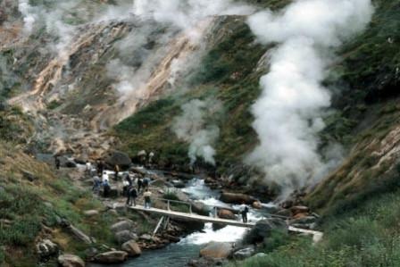 Foto van de ‘Vallei van de Geisers’ in Rusland toont meerdere stomende geisers