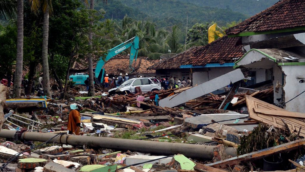 Op 22 december 2018 veroorzaakte een vulkaanuitbarsting van de Anak Krakatau vulkaan een tsunami, die met name de westkust van Java trof en leidde tot honderden doden. Deze foto toont de verwoesting die het gevolg was van de tsunami.