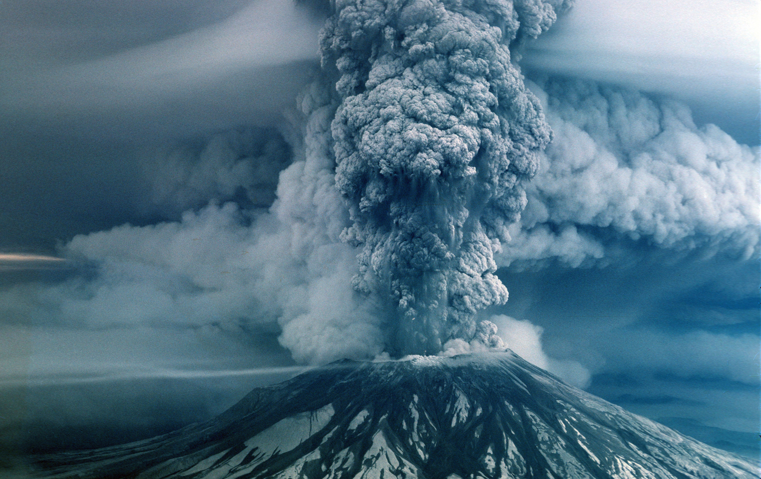 Foto van aswolk (bestaande uit fijne vulkanisch as) die ontstond bij de vulkaanuitbarsting van Mount St. Helens op 18 mei 1980.