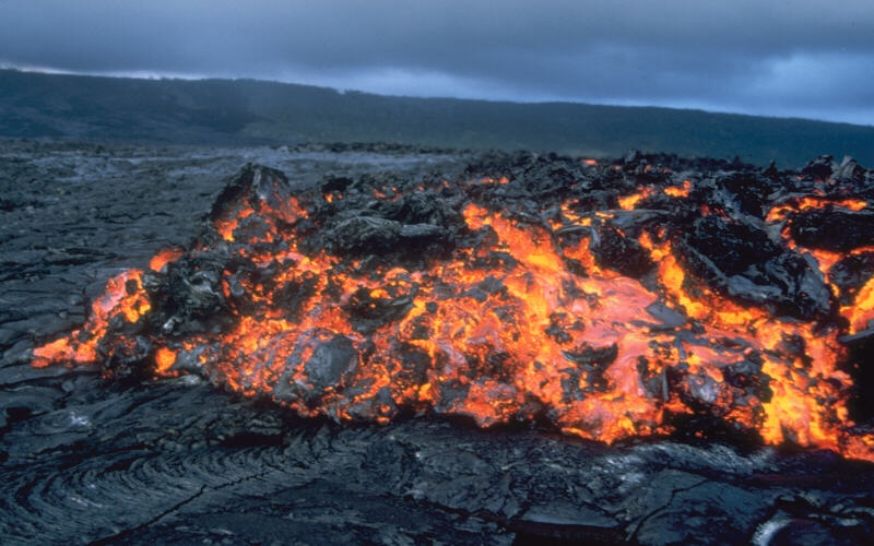 Deze A'a lava heeft een ruw, scherp en brokkelig oppervlak, ontstaan door een snellere, stroperigere stroming van basaltische lava met hogere viscositeit. De afgekoelde lavakorst breekt in scherpe brokken, wat zorgt voor het kenmerkende ruwe en onregelmatige terrein dat moeilijk begaanbaar is. Deze A'a-lavastroom bevindt zich overigens bovenop een oudere gestolde pahoehoe-lava.
