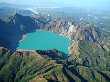 Kratermeer in caldera van de vulkaan Mount Pinatubo op het Filipijnse eiland Luzon.