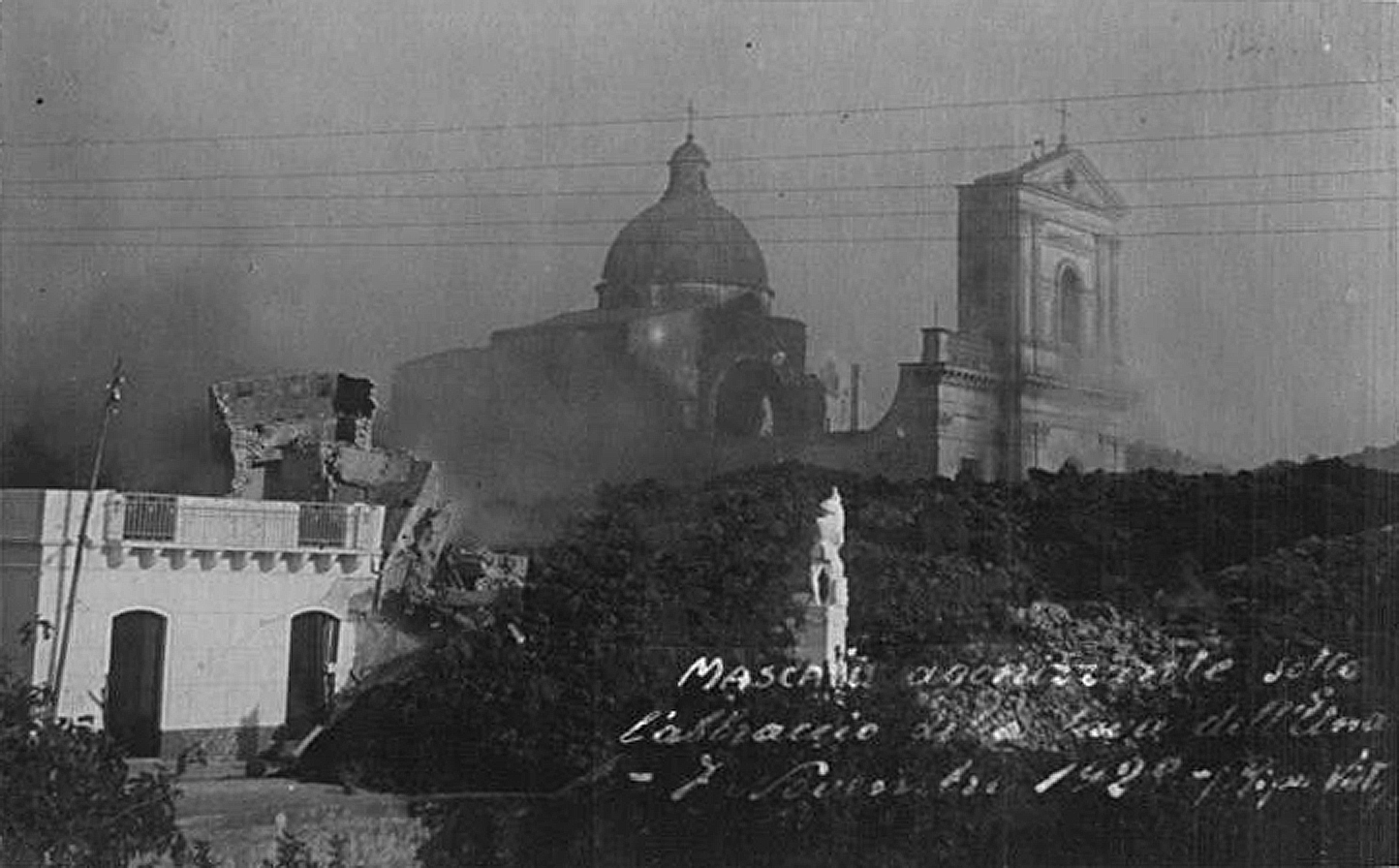 Foto van het Siciliaanse dorp Mascali na de vulkaanuitbarsting van Mount Etna in 1928 die het dorp verwoestte.