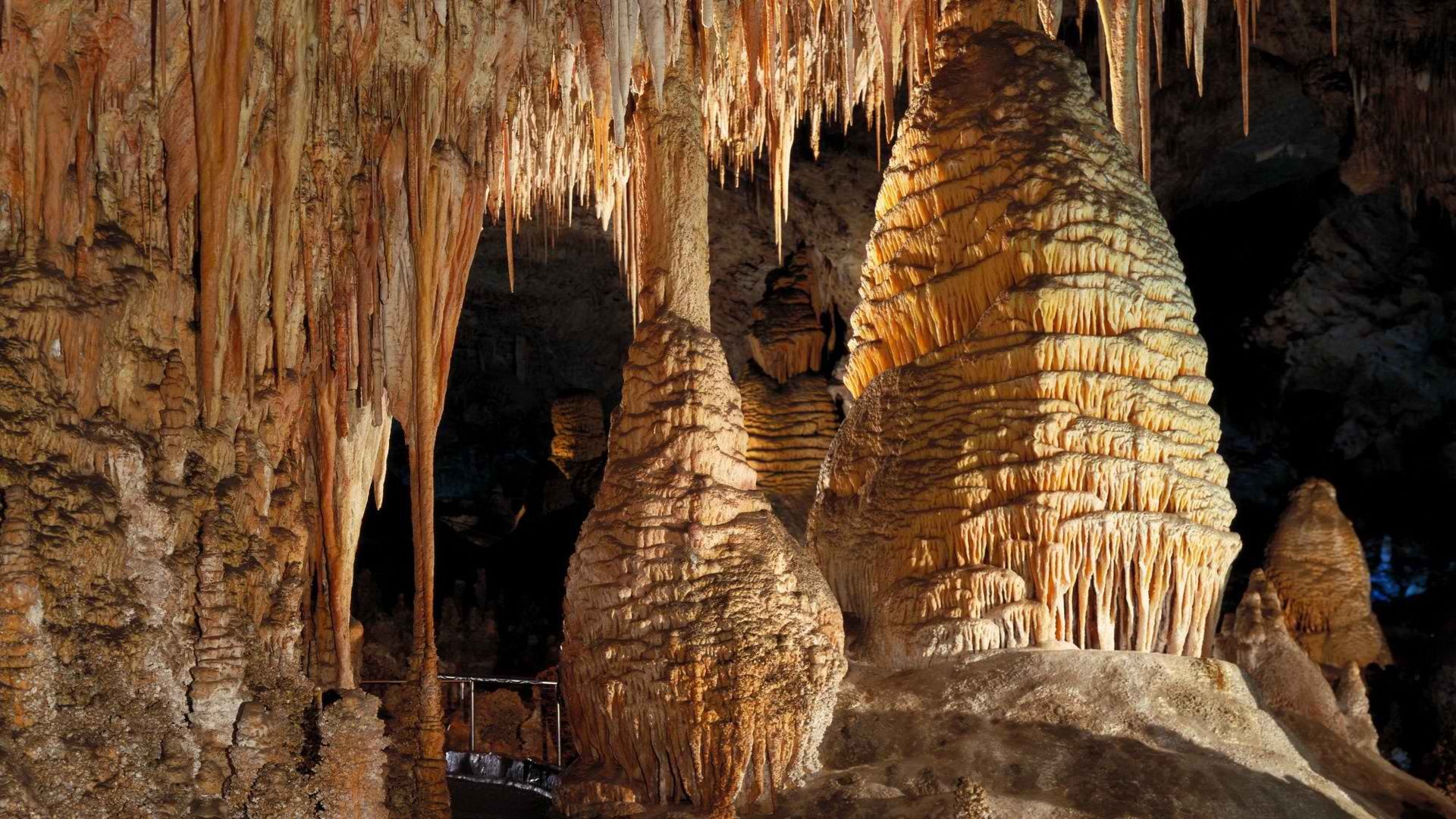 Foto toont een druipsteen grot gevuld met stalactieten en stalagmieten. Deze zijn ontstaan uit kalksteen als gevolg van een proces dat heet chemische verwering.