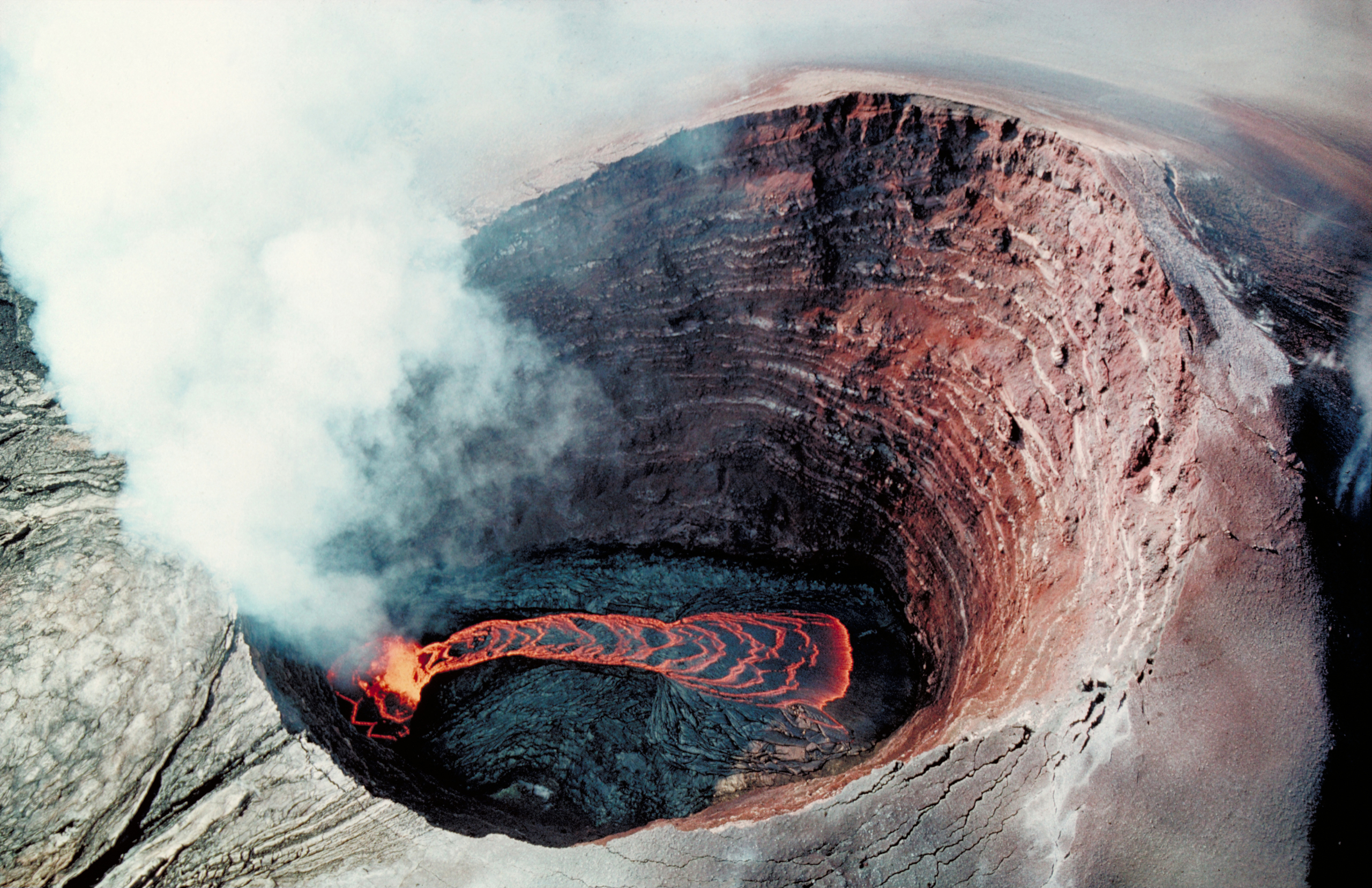 Deze vulkaankrater illustreert het geologische proces van endogene krachten, die hier aan het oppervlak tot uiting komen.