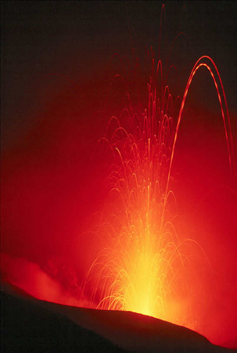 Foto van de eruptie van Mount Stromboli (Italië) in 1980.
