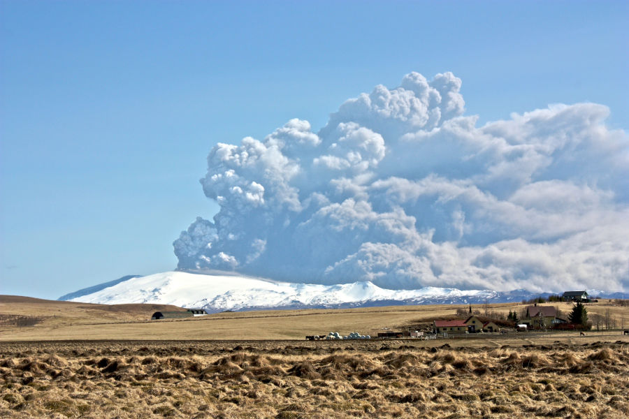 Foto van eruptie van de Eyjafjallajökull vulkaan in 2010.