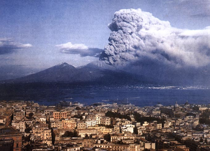 Foto van eruptie van Mount Vesuvius in maart 1944: de laatste eruptie van de Vesuvius tot op heden.