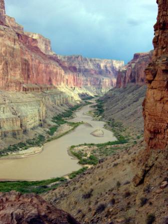 Grand Canyon: als gevolg van watererosie is deze rotsformatie in de loop van miljoenen jaren tijd uitgeslepen.