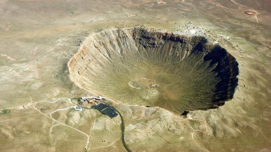 Krater van een meteorietinslag in Arizona, Verenigde Staten, genaamd Barringerkater. De meteorietinslag vond zo'n 50.000 jaar geleden plaats. De inslagkrater is 1.600 meter in diameter en zo'n 120 meter diep.