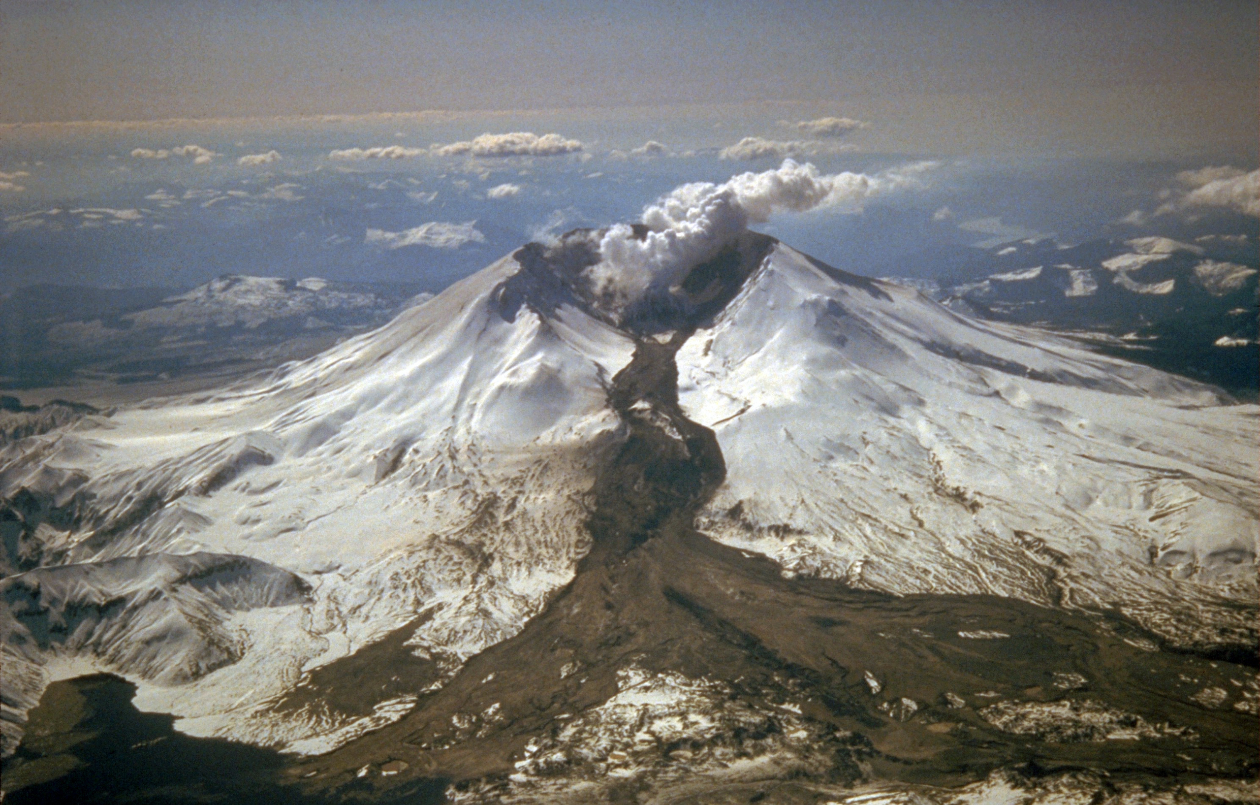 Foto van een lahar, bij de eruptie van Mount St. Helens op 18 mei 1980.