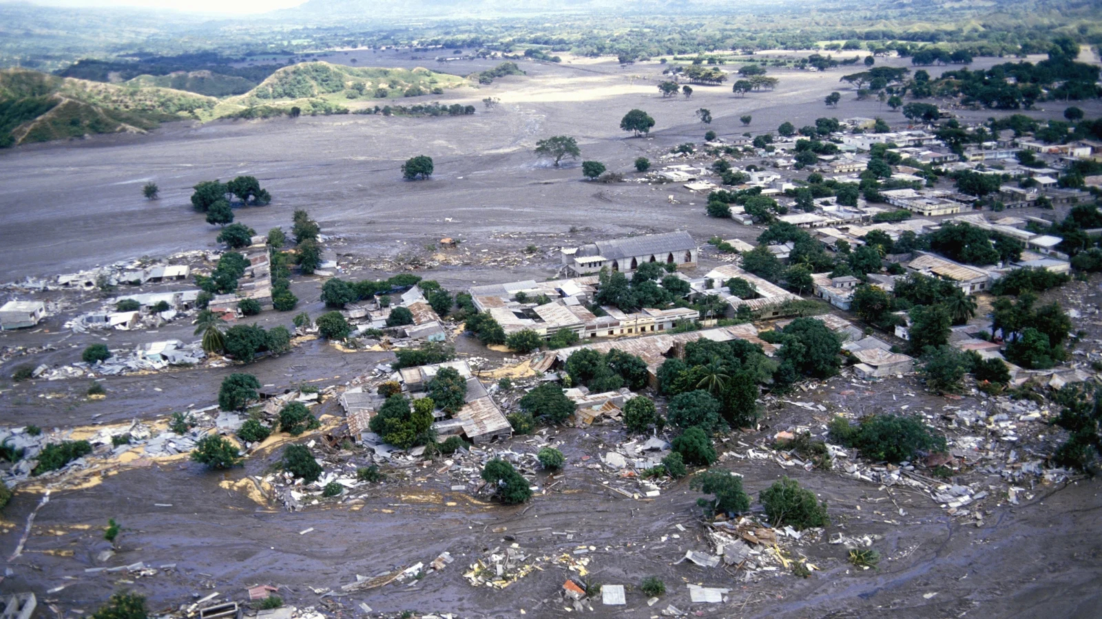 Foto van de stad Armero, overspoeld door een lahar in 1985 (waarbij driekwart van de inwoners overleed). Bij de eruptie van de actieve stratovulkaan Nevado del Ruiz (Colombia) in 1985 ontstond een lahar die deze stad verwoestte. De lahar was tot 50 meter dik en hadden een bereik van meer dan 100 kilometer. Bij deze eruptie en de daaropvolgende lahar kwamen in totaal 23.000 mensen om het leven.