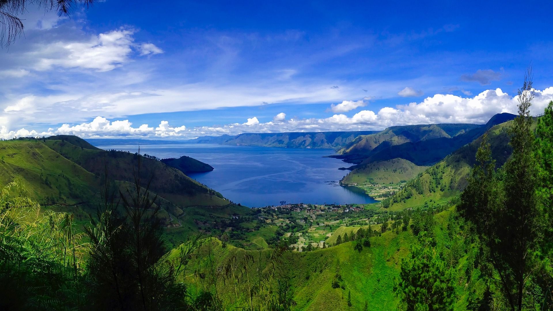 Het Tobameer is een groot kratermeer op het eiland Sumatra, in Indonesië. Dit kratermeer bevindt zich in de caldera van de supervulkaan Toba. De uitbarsting van deze supervulkaan (die 69.000 tot 77.000 jaar geleden plaatsvond) wordt geschat op een VEI van 8. Het is de grootste bekende explosieve uitbarsting op aarde in de afgelopen 25 miljoen jaar.