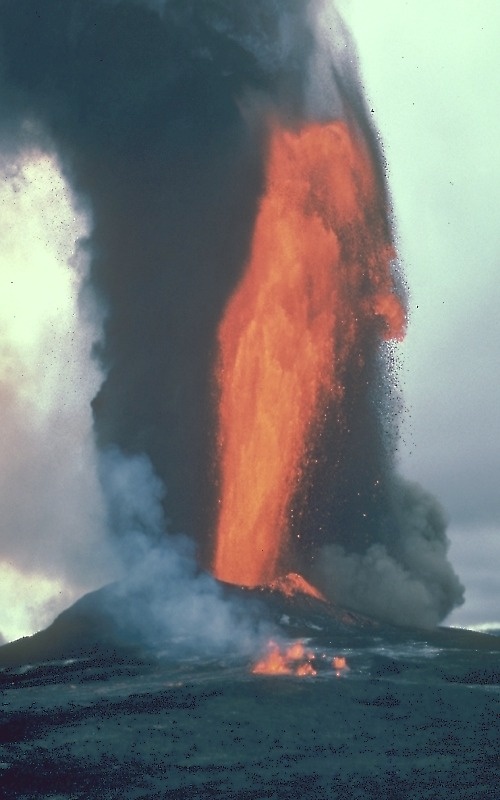 Foto van een 450 meter hoge lavafontein op de vulkaan Kilauea in Hawaï, Verenigde Staten.