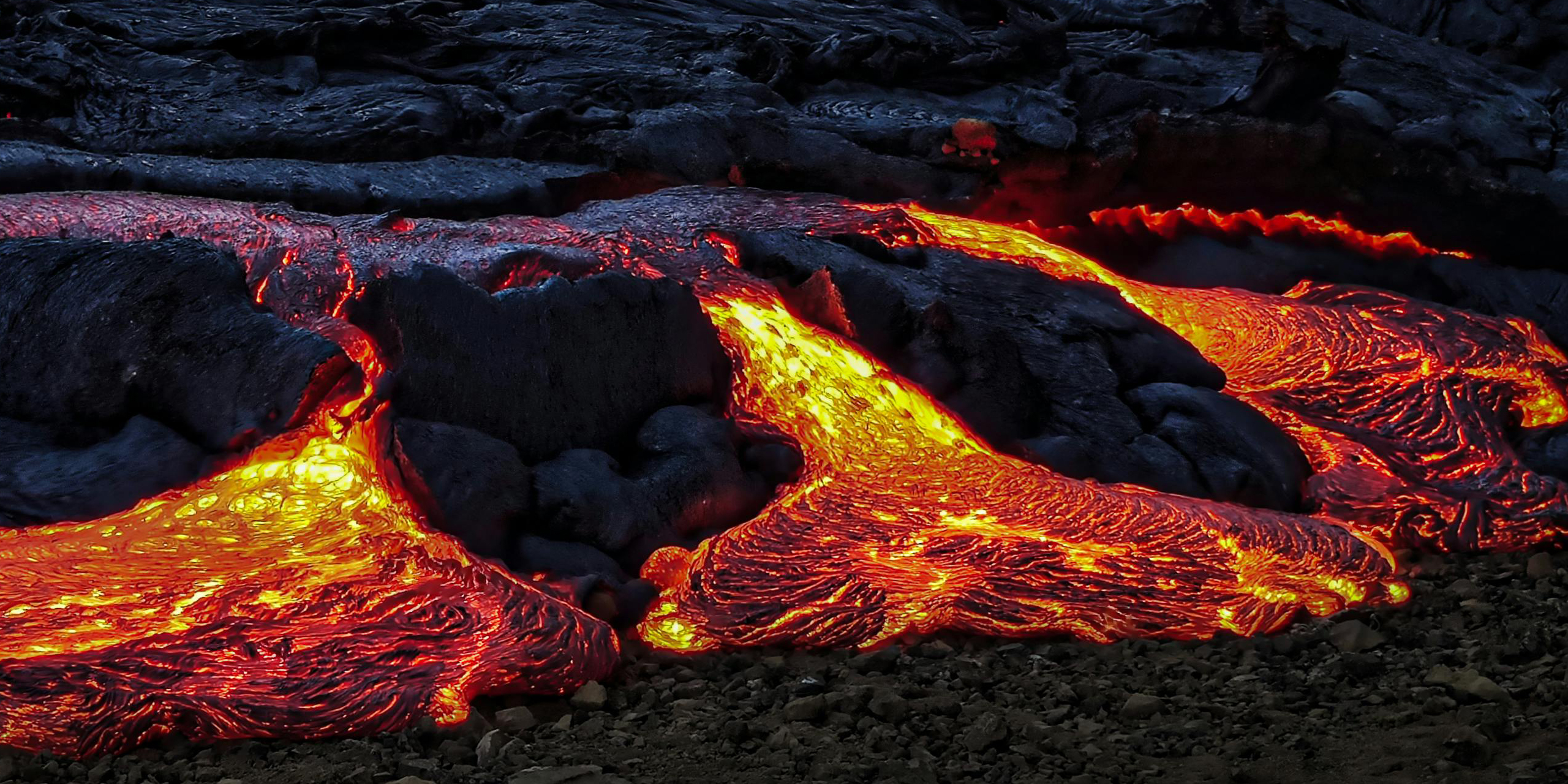 Foto van stromende, groeiend hete lava.