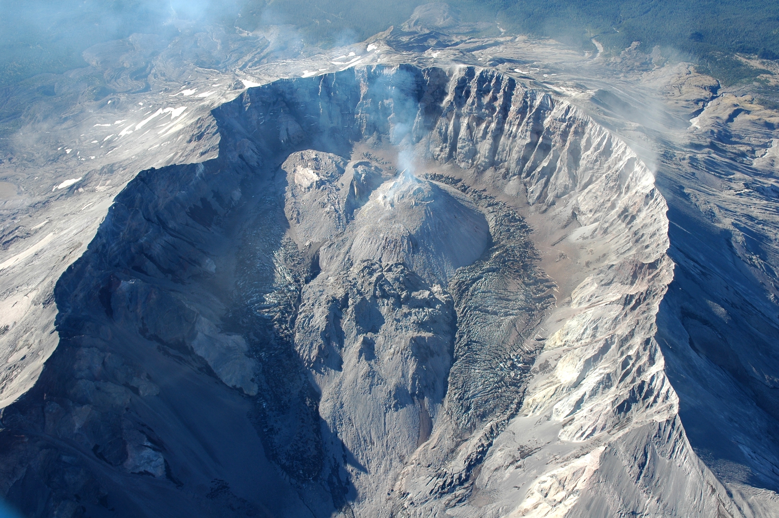 Deze foto toont verschillende lavakoepels in de krater van de vulkaan Mount Saint Helens (2006).