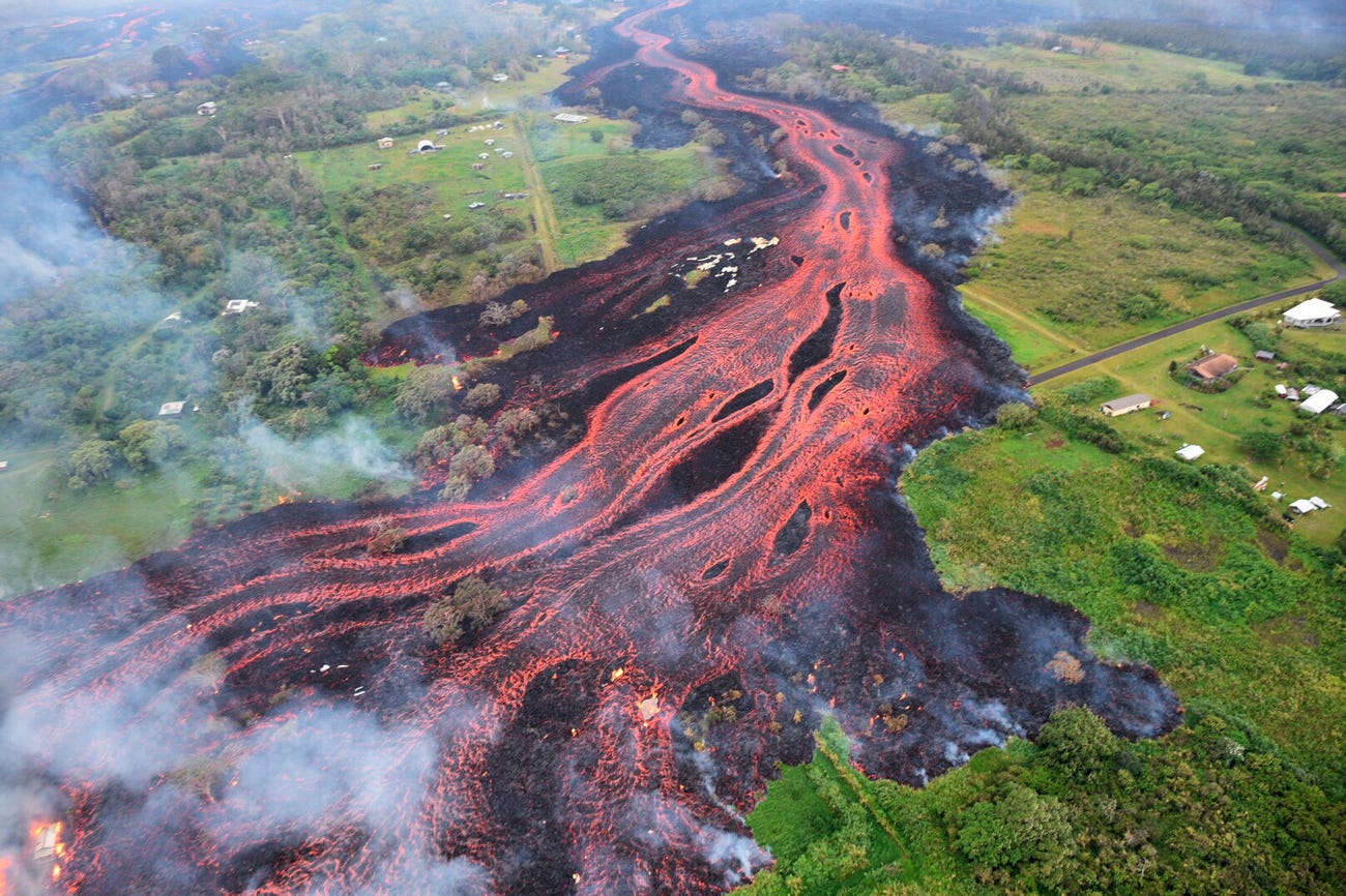 Deze foto toont een lavastroom die ontstond bij de uitbarsting van de Kilauea vulkaan op Hawaï in 2018.