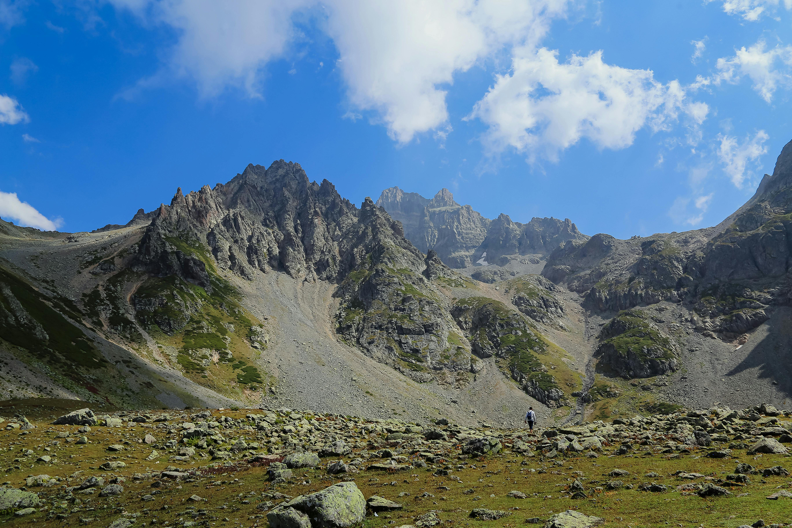 Foto toont het resultaat van massabeweging van gesteente.