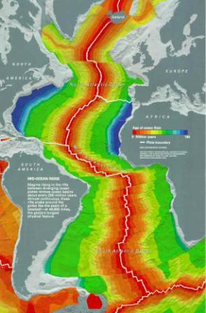 Kaart van de Mid-Atlantische Rug (omgeven door fel rood, in het midden van de kaart van boven naar beneden lopend). Dit is een voorbeeld van een mid-oceanische rug. Een verschijnsel dat vaak plaatsvindt bij divergente plaatgrenzen.