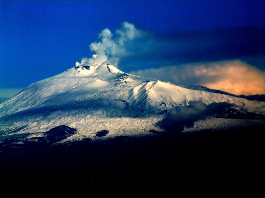 Foto van de vulkaan Etna op het Italiaanse eiland Sicilië.