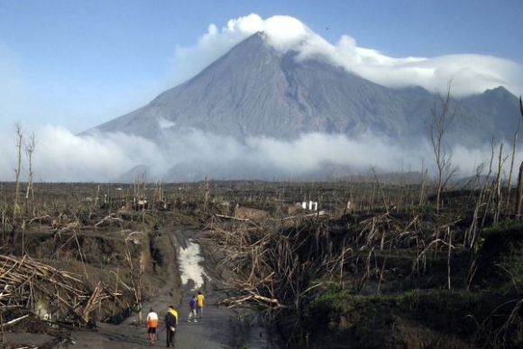 Foto van de Indonesische Merapi vulkaan, die de gevolgen toont van de uitbarsting van eind oktober 2010.