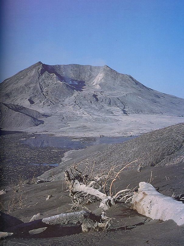 Foto van Mount St. Helens na de eruptie van 18 mei 1980.