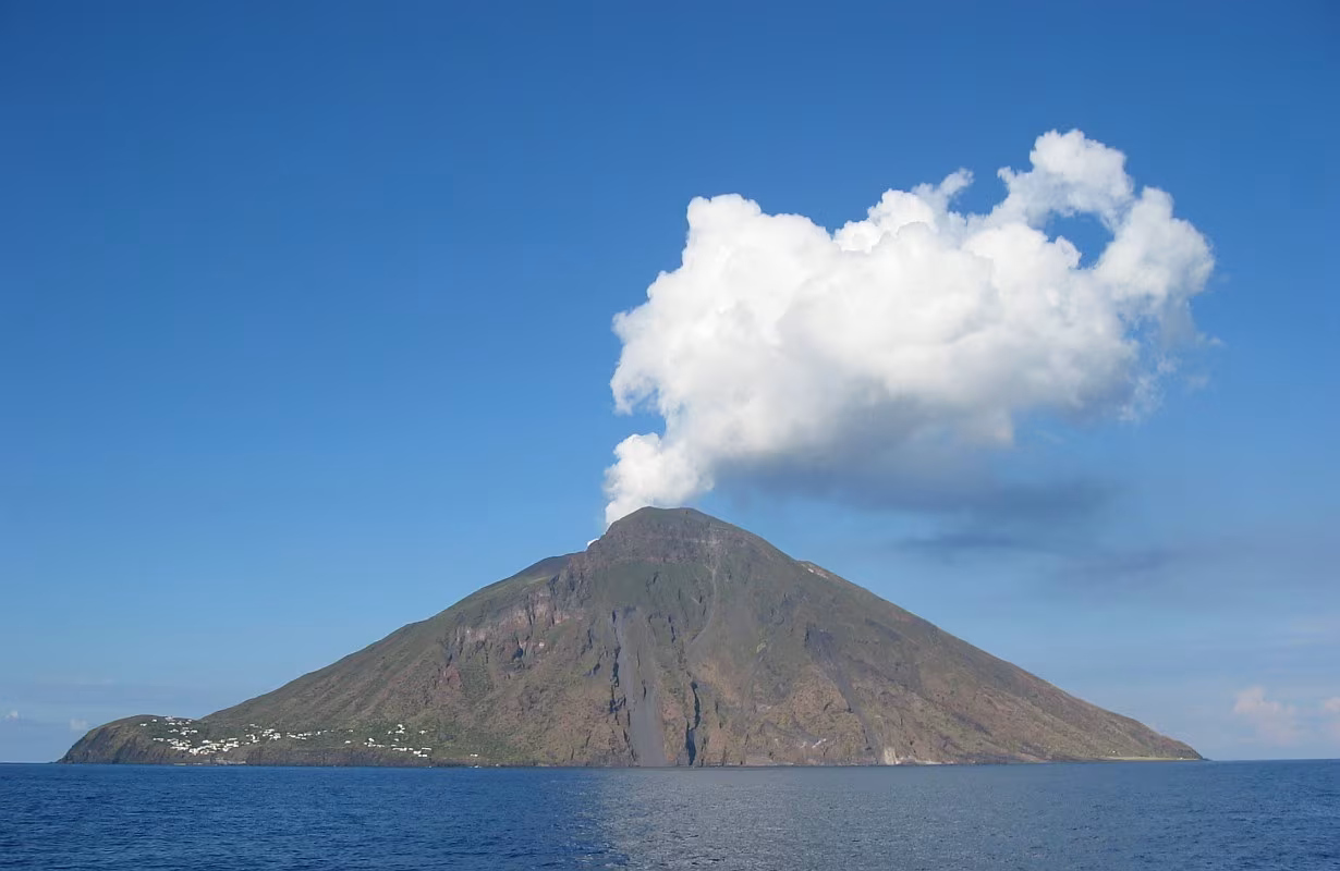 Foto van de vulkaan Mount Stromboli op het Italiaanse eiland Stromboli, ten noorden van Sicilië