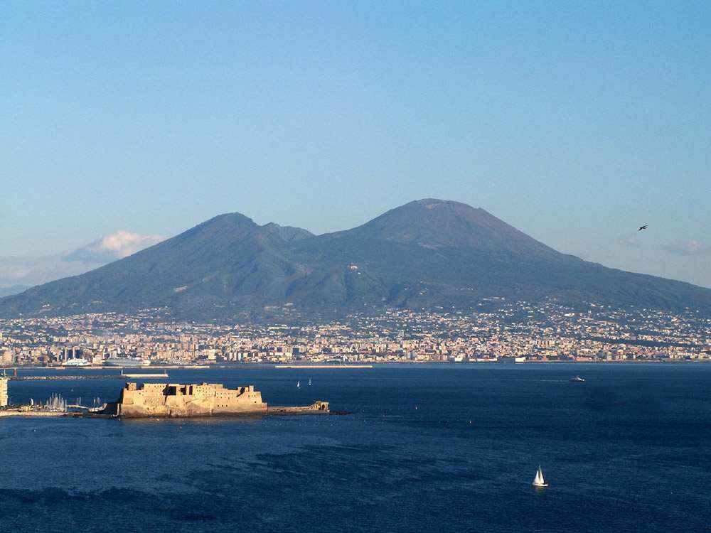 Foto van Mount Vesuvius. Het gebied rondom Mount Vesuvius is dicht bevolkt. Aan de voet van de vulkaan bevindt zich namelijk de dichtbevolkte stad Napels.