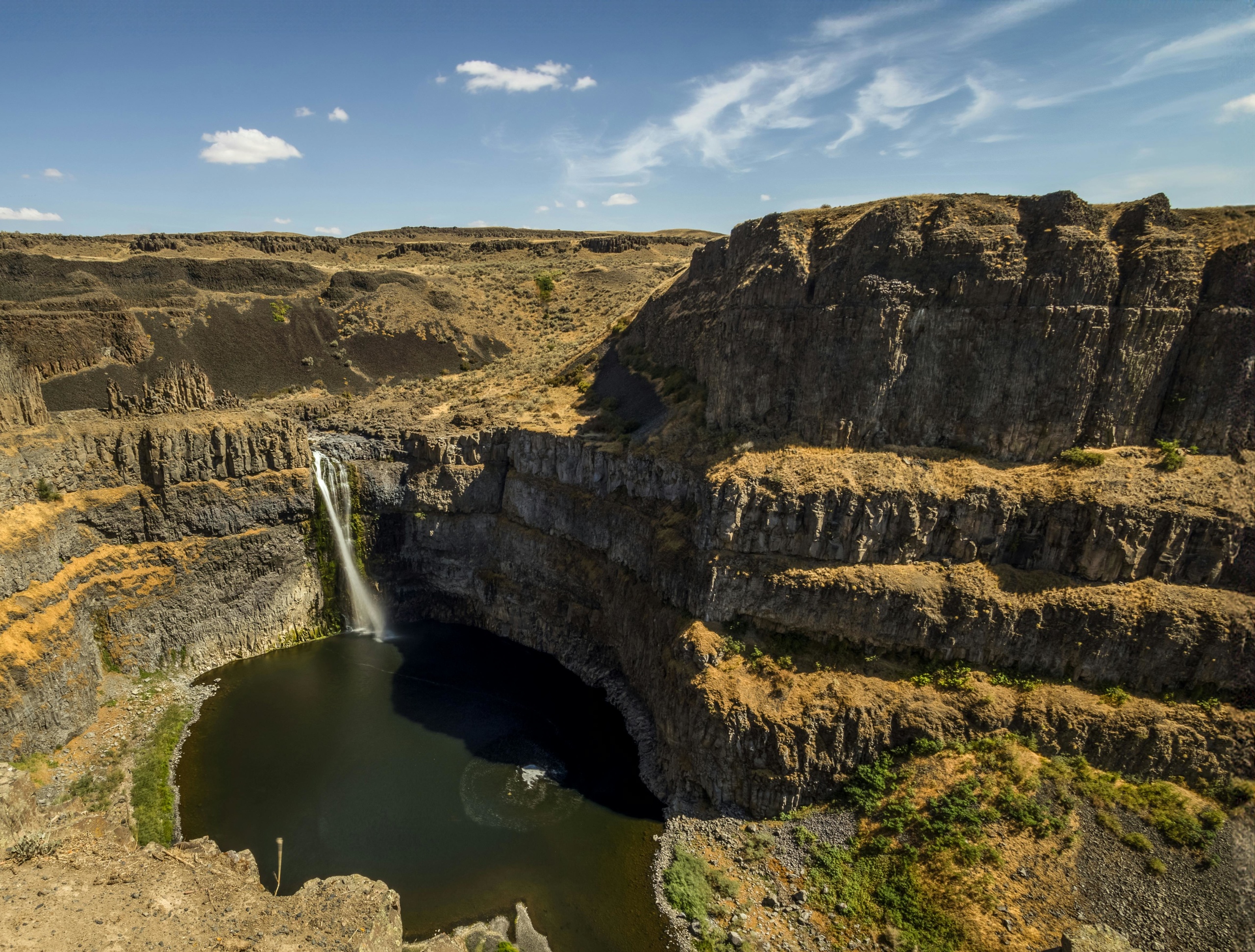 Palouse Falls is een waterval gevormd op een vulkanische vlakte, dat is gevormd door oude basaltlava. De vulkanische vlakte is dramatisch uitgehouwen door overstromingen tijdens de IJstijd, wat de dynamische relatie tussen vulkanische activiteit en erosieprocessen op vulkanische vlaktes illustreert.