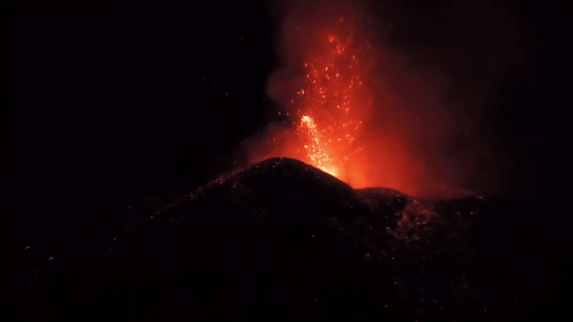 Video van een paroxysmale explosie bij eruptie van de vulkaan Etna op 16-17 november 2013. Een paroxysmale explosie is een begrip wat wordt gebruikt om een krachtige, plotselinge en meestal korte, explosieve piek in vulkanische activiteit aan te duiden tijdens een eruptie die krachtiger is dan de normale eruptiefase.