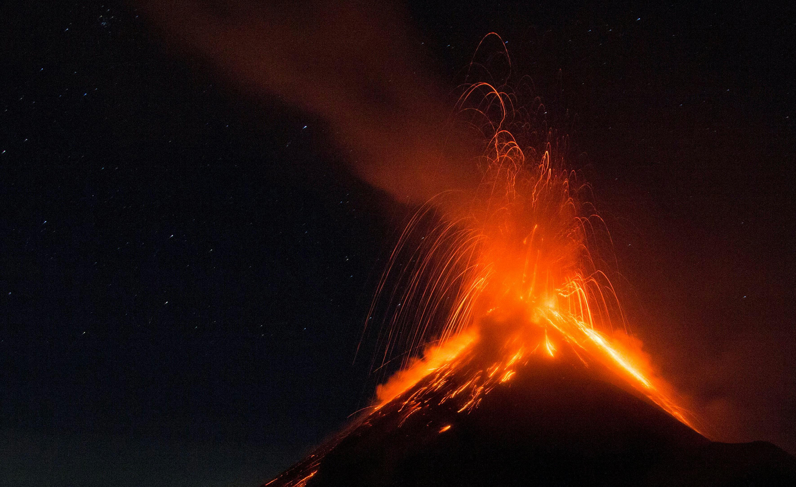 Foto van een vulkaanuitbarsting in Guatemala toont hoe pyroclastisch materiaal de lucht in wordt geslingerd.