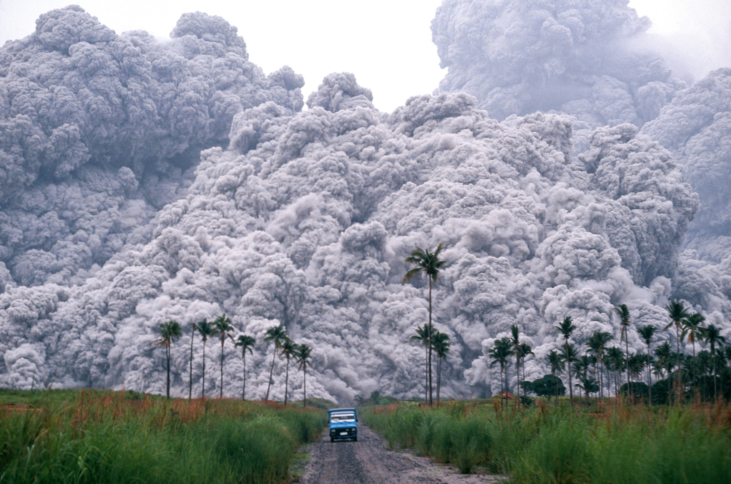 Foto van een pyroclastische stoom bij een eruptie van de Pinatubo vulkaan in de Filipijnen (1991). Dit was één van de grootste en meest explosieve uitbarstingen van de 20e eeuw. Deze foto toont de verwoestende en dodelijke kracht van vulkanen.
