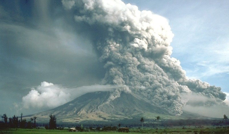 Foto van een pyroclastische stroom (gloedwolk) bij uitbarsting van de Mayon vulkaan in de Filipijnen (1984).