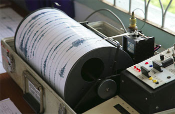 Foto van een seismograaf, die seismische trillingen aan het waarnemen is.