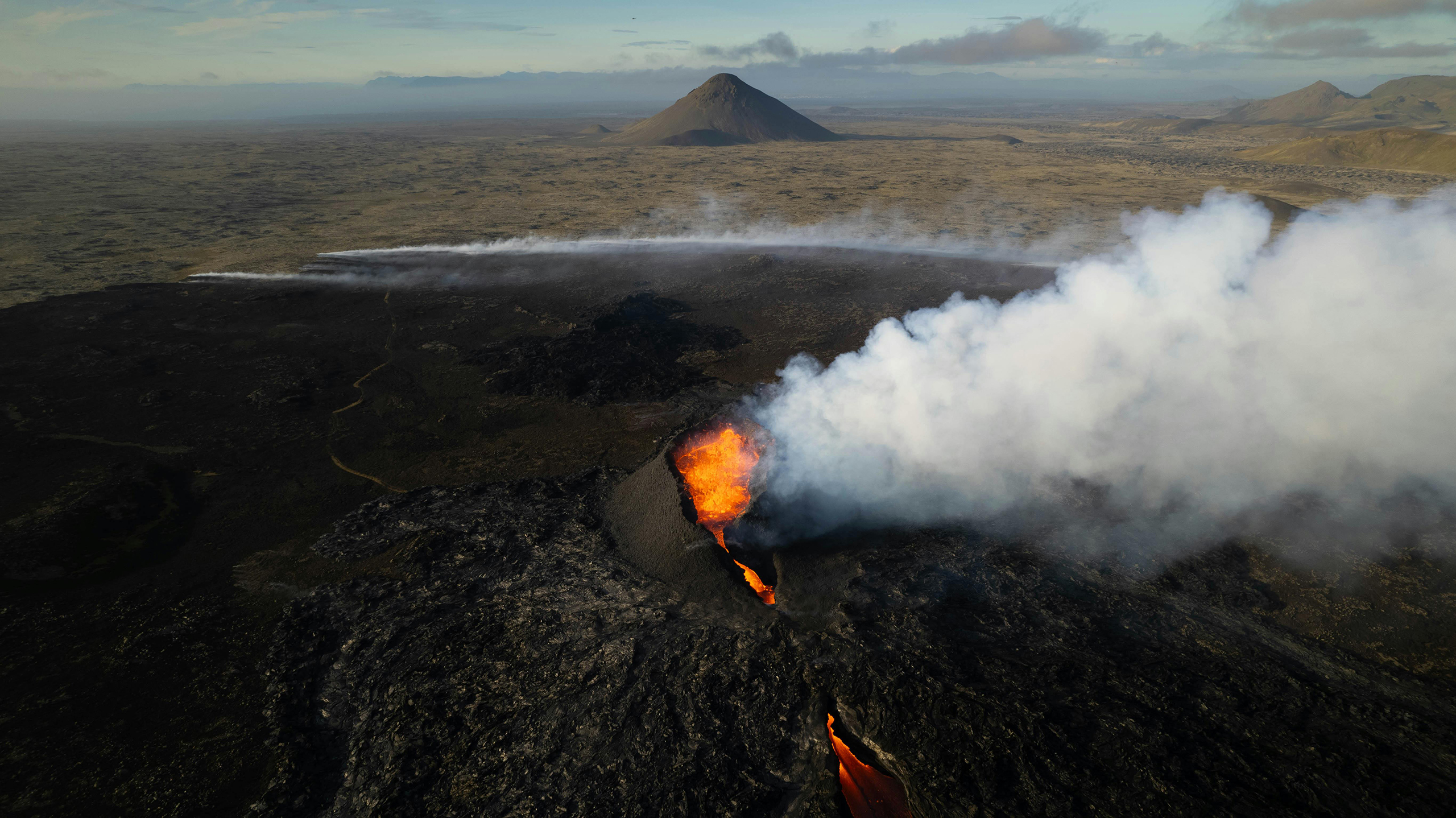 Foto van een actieve spleetvulkaan in IJsland.