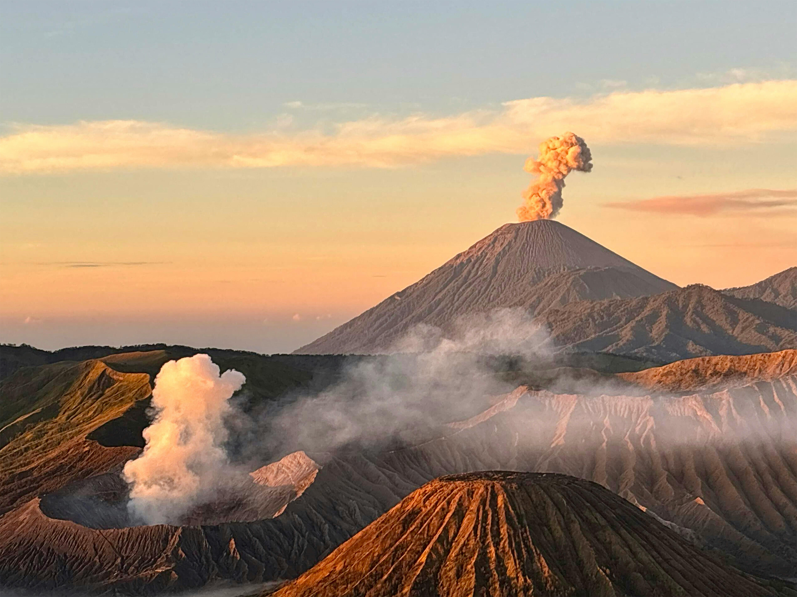 Foto van de actieve vulkaan Bromo in het oosten van Java, Indonesië.